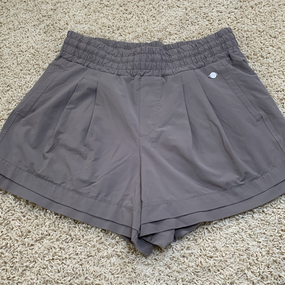 CALIA  journey, moisture wicking smudge-sage SZ S pleated 4” inseam